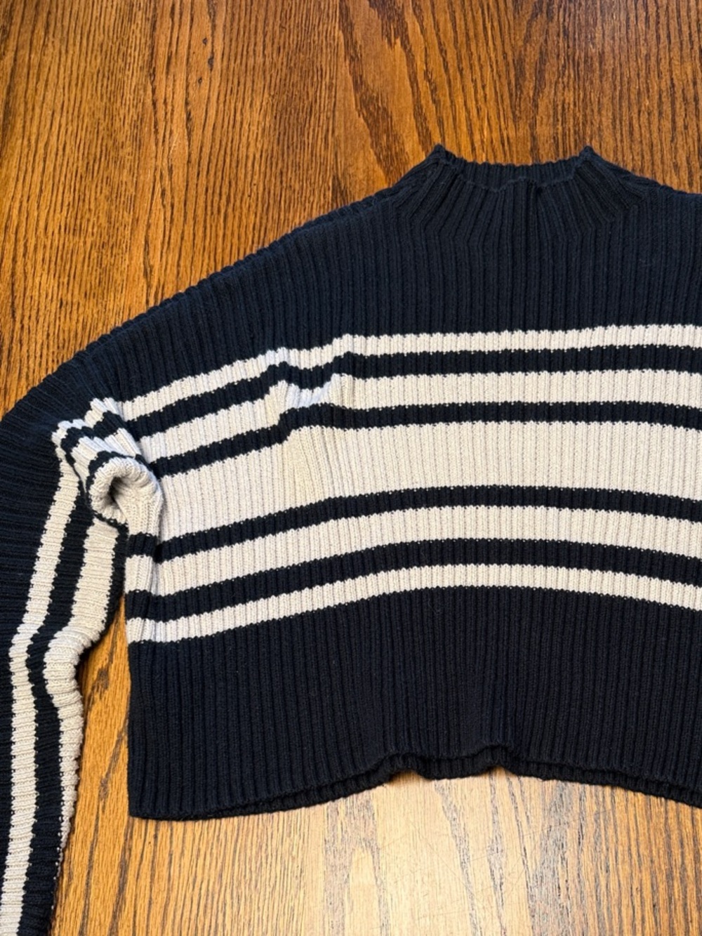 Cropped Boxy Striped Mock Neck Sweater Hollister XS Navy Cream Ribbed Knit